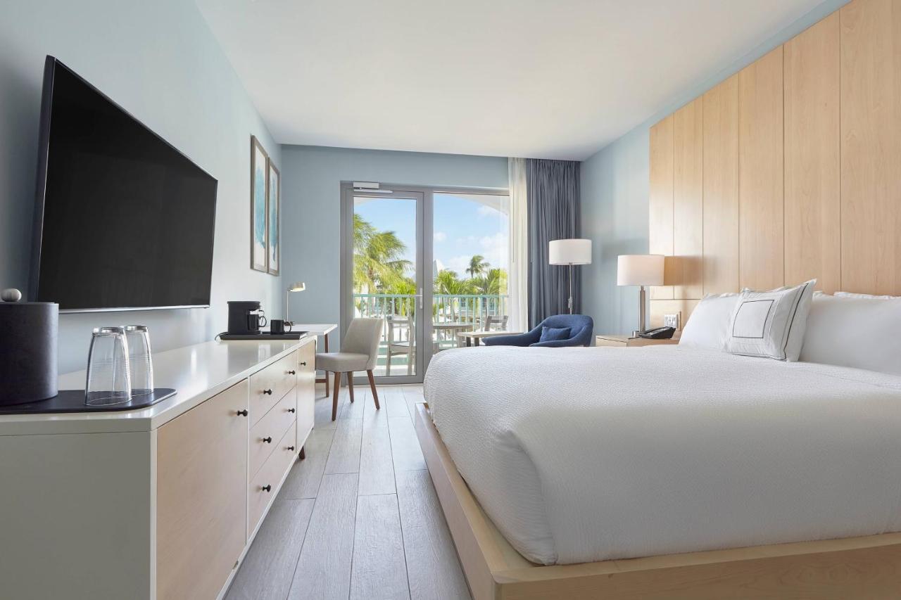 Quarto com Cama King-size e Vista do Jardim