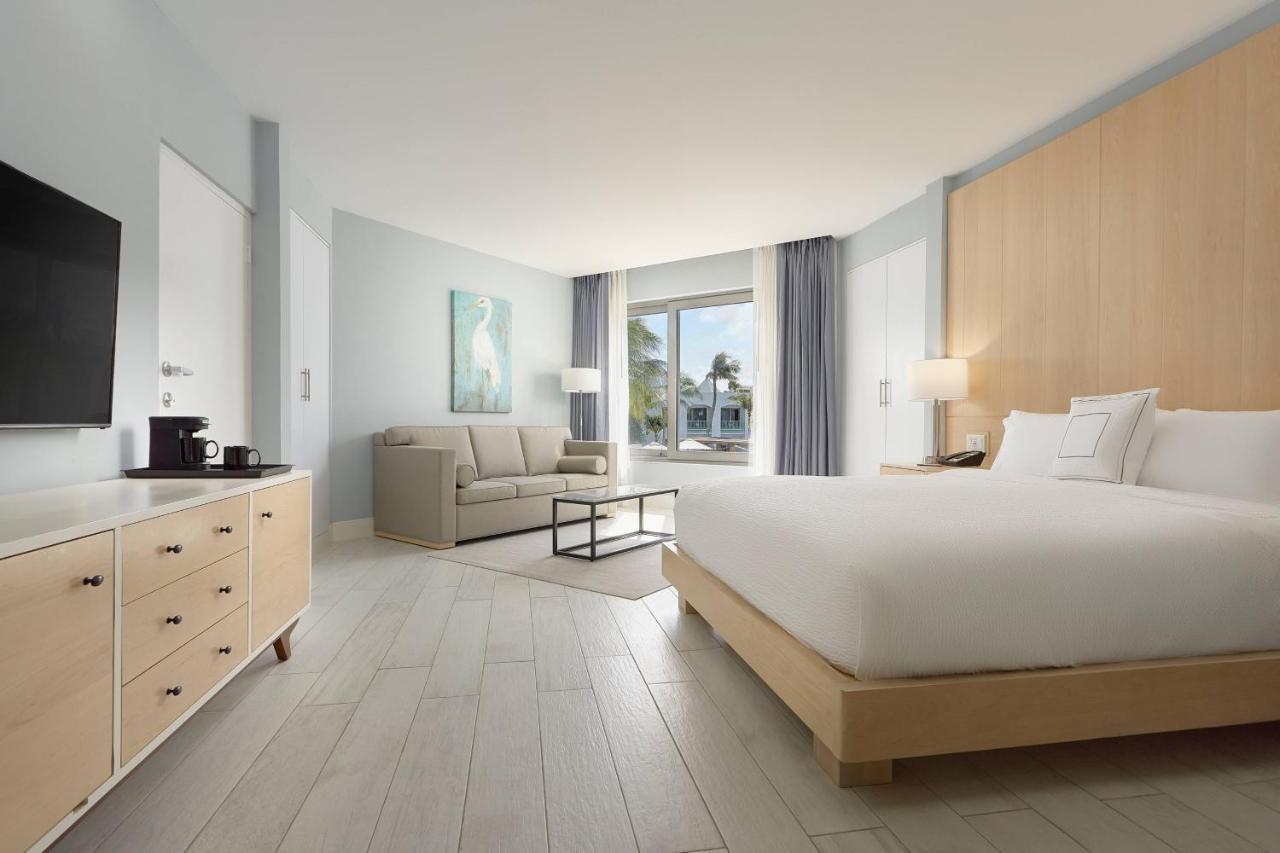 Quarto com Cama King-size, Sofá-Cama e Vista do Jardim